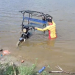 INÉDITO HALLAZGO: POLICÍA RECUPERA MOTOCARROS ROBADOS SUMERGIDOS EN EL LAGO MORONILLO