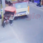 COLECTIVO IMPACTA A MOTOTAXI EN PLENO CENTRO DE IQUITOS Y GENERA CAOS VEHICULAR | VIDEO