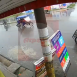 ¡CASI UNA TRAGEDIA! Mototaxista Arrastra a Escolar Varios Metros en Violento Intento de Robo de Celular | VIDEO