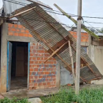 Vientos huracanados desprenden techo de vivienda abandonada en San Juan Bautista