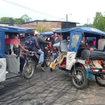 Pobladores del A.H. 9 de Febrero bloquean vía y exigen titulación de sus lotes a Cáritas Iquitos