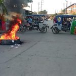 ¡Indignación en Secada: padres de familia bloquean vía exigiendo techado de losa deportiva en I.E. 6010275!