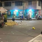 Pánico en Iquitos: Barristas se enfrentan con palos y cascajos y vecinos reportan disparos en plena vía pública