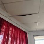 ¡Peligro en colegio Barcia Bonifatti! Cielo raso de aula se cae a pedazos a poco del ingreso de escolares